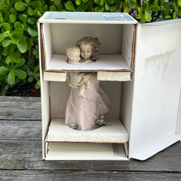 Lladro Figurine Playing Mom Girl With Baby & Flowers #6681 Retired with Box - Picture 14 of 16